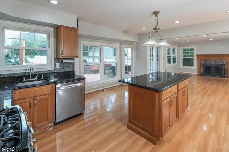9 Chipwood Ln North Brunswick, NJ 08902