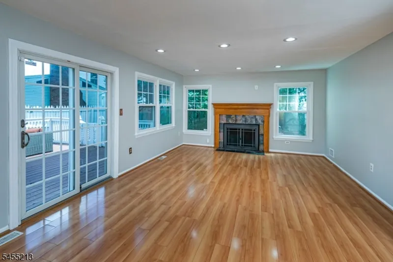 9 Chipwood Ln North Brunswick, NJ 08902