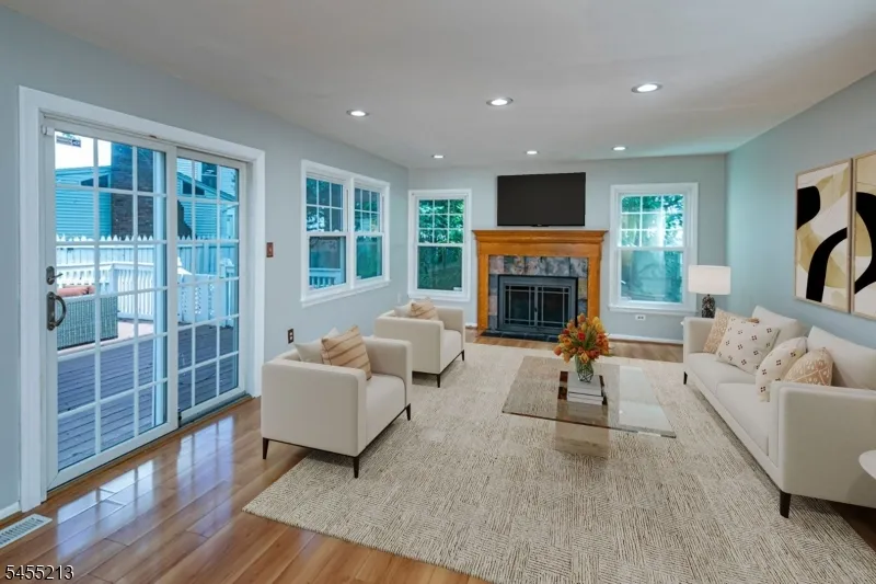 9 Chipwood Ln North Brunswick, NJ 08902