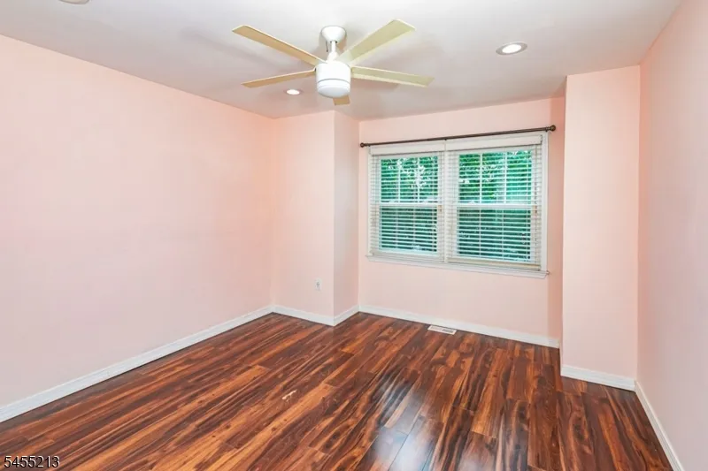 9 Chipwood Ln North Brunswick, NJ 08902