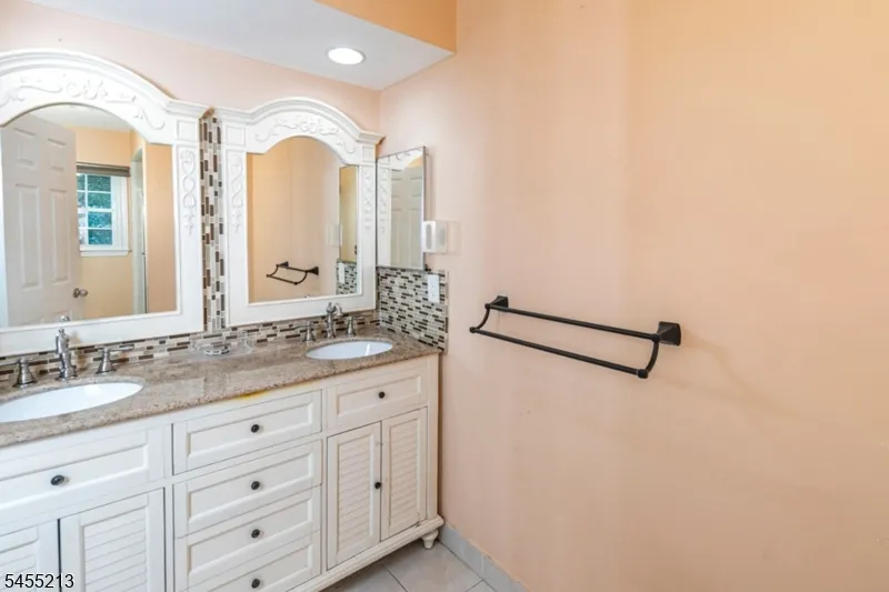 9 Chipwood Ln North Brunswick, NJ 08902