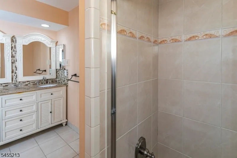 9 Chipwood Ln North Brunswick, NJ 08902
