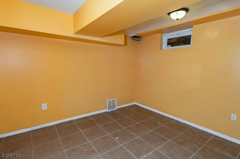 9 Chipwood Ln North Brunswick, NJ 08902