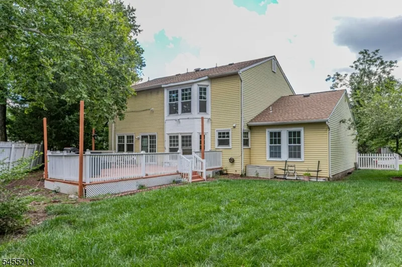 9 Chipwood Ln North Brunswick, NJ 08902