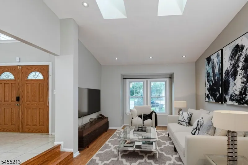 9 Chipwood Ln North Brunswick, NJ 08902