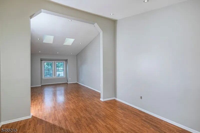 9 Chipwood Ln North Brunswick, NJ 08902