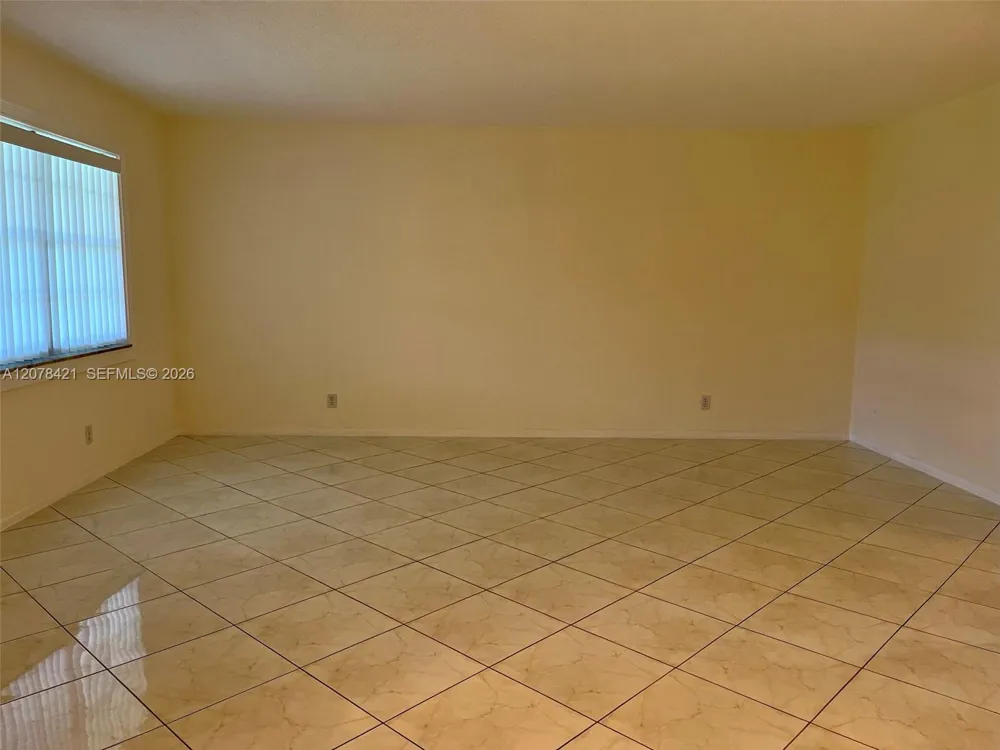 581 Blue Heron Dr #212-B Hallandale Beach, FL 33009