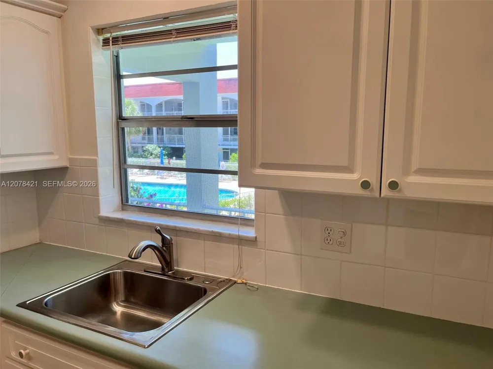 581 Blue Heron Dr #212-B Hallandale Beach, FL 33009