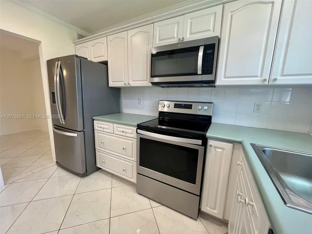 581 Blue Heron Dr #212-B Hallandale Beach, FL 33009