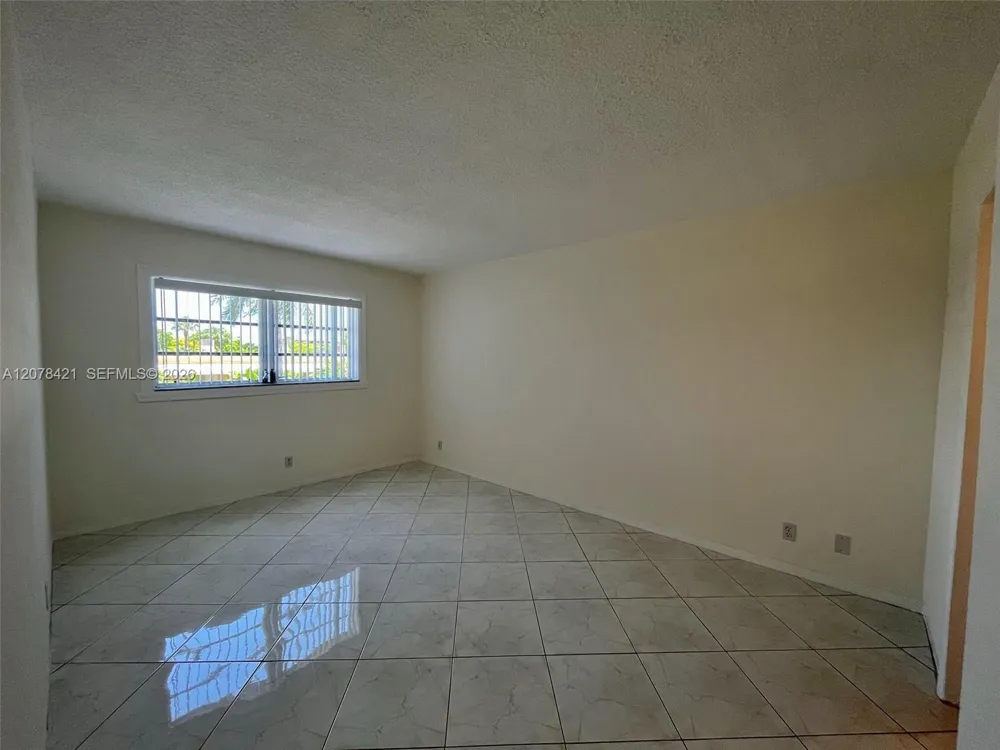581 Blue Heron Dr #212-B Hallandale Beach, FL 33009