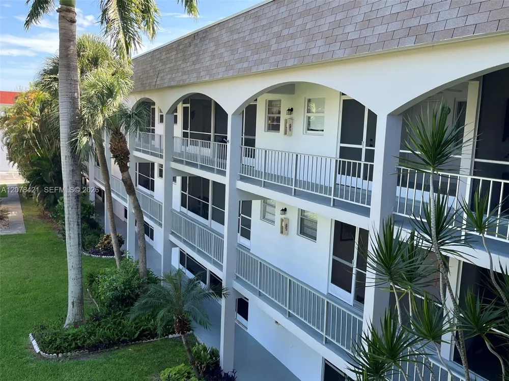 581 Blue Heron Dr #212-B Hallandale Beach, FL 33009