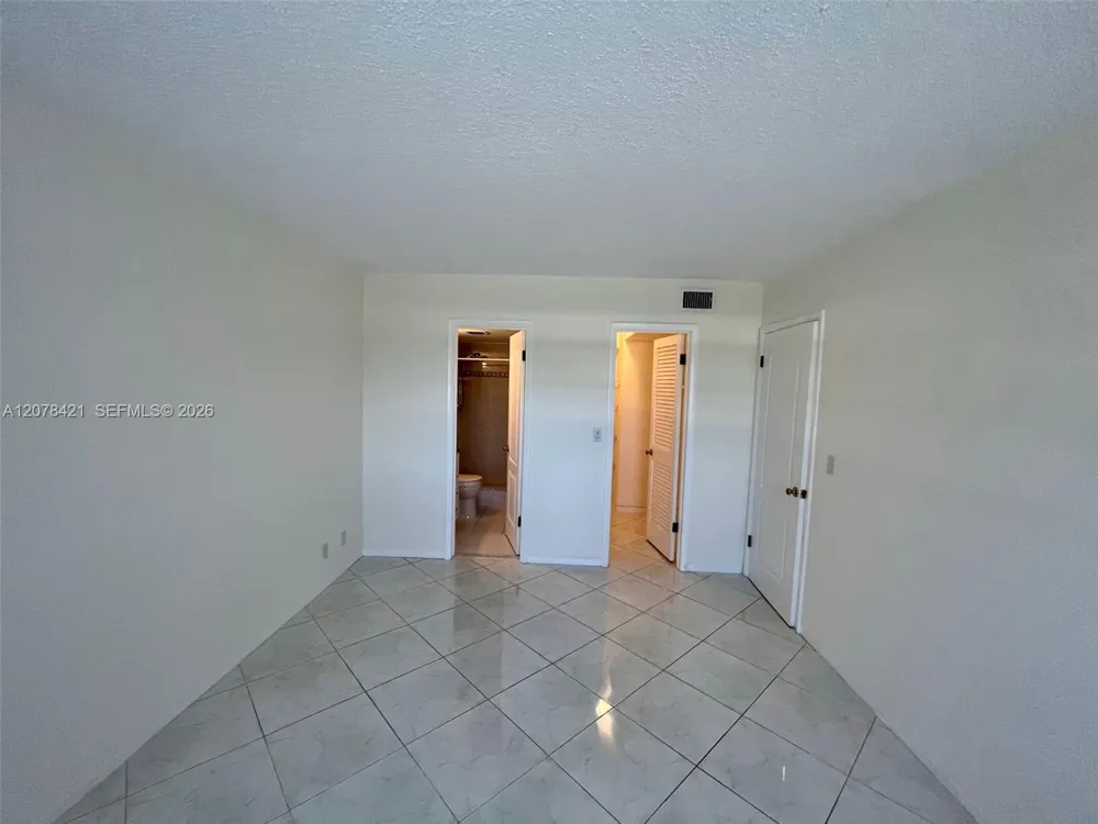 581 Blue Heron Dr #212-B Hallandale Beach, FL 33009