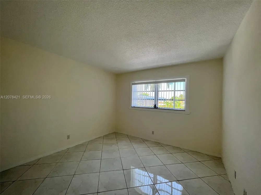 581 Blue Heron Dr #212-B Hallandale Beach, FL 33009