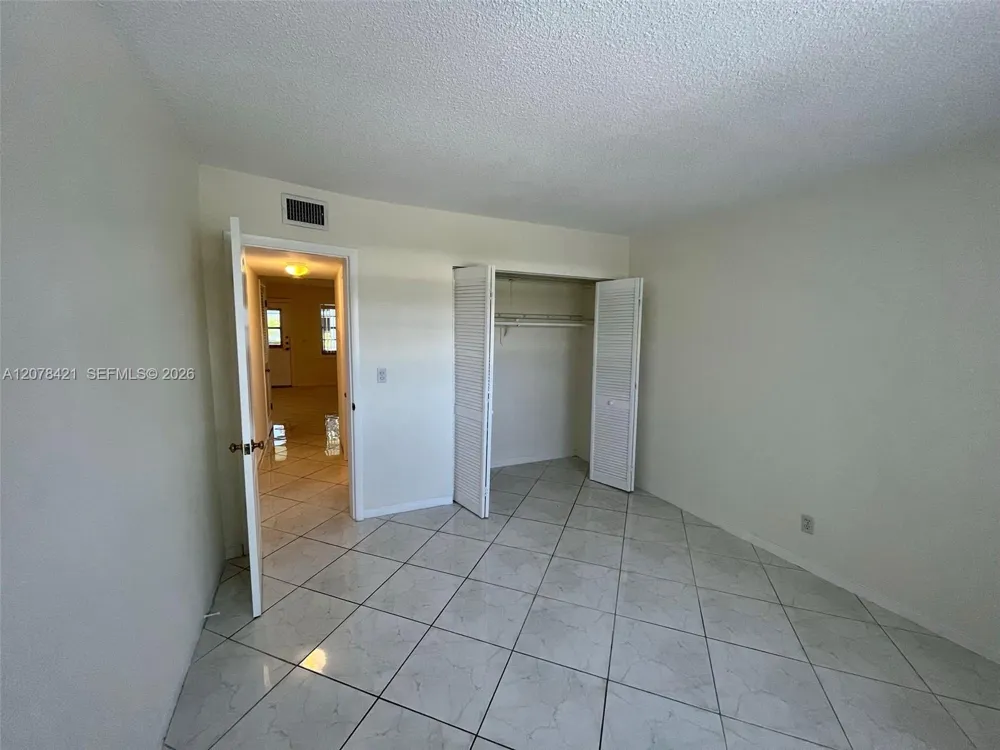 581 Blue Heron Dr #212-B Hallandale Beach, FL 33009