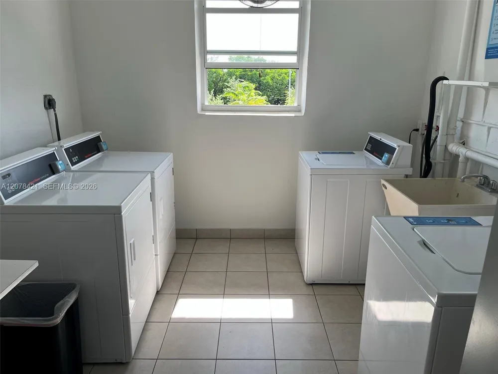 581 Blue Heron Dr #212-B Hallandale Beach, FL 33009