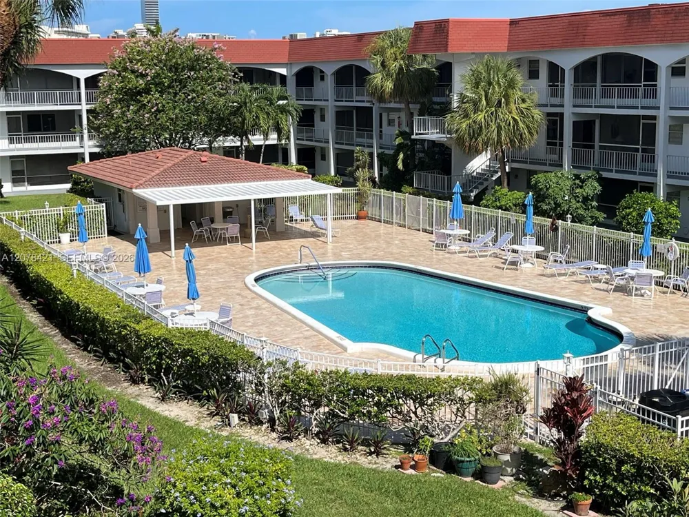 581 Blue Heron Dr #212-B Hallandale Beach, FL 33009