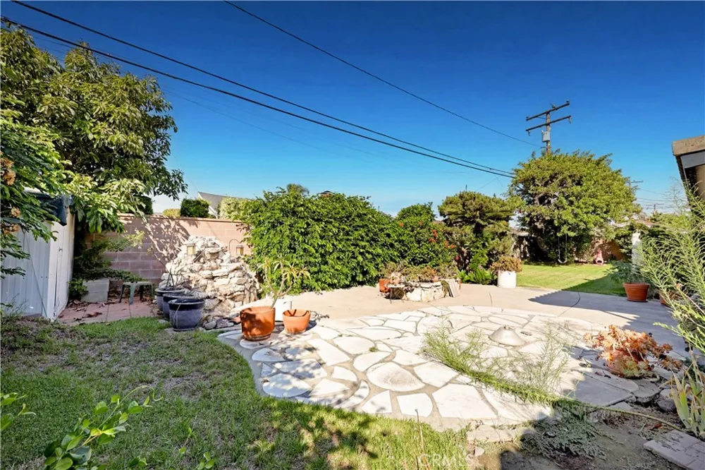 8635 Muller Downey, CA 90241