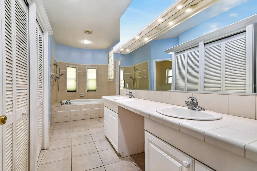 2007 RIVER CROSSING DRIVE Valrico, FL 33596