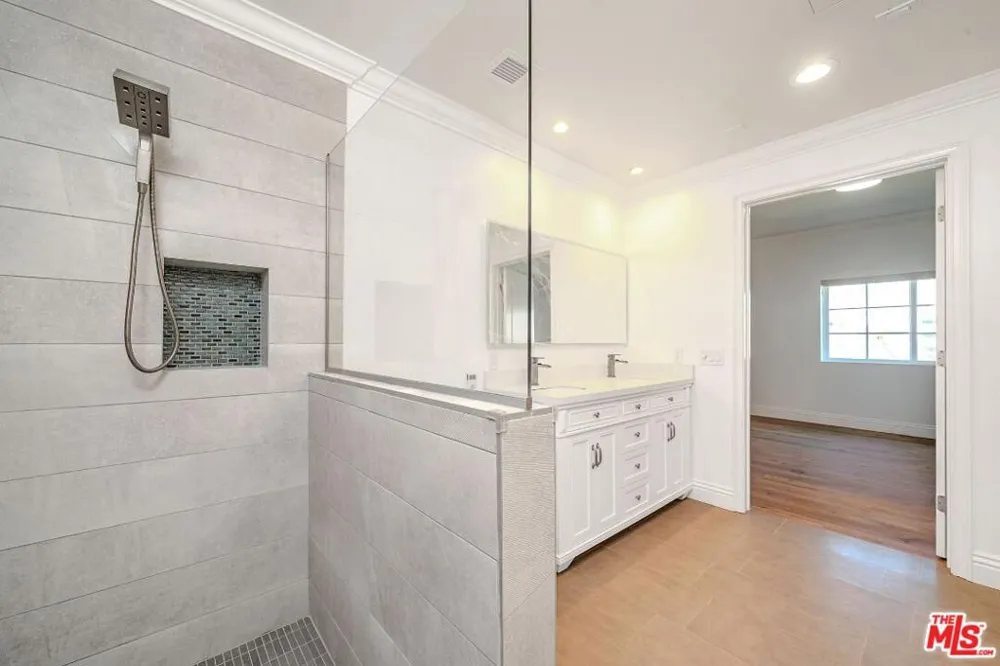 944 S Serrano Avenue #301 Los Angeles, CA 90006