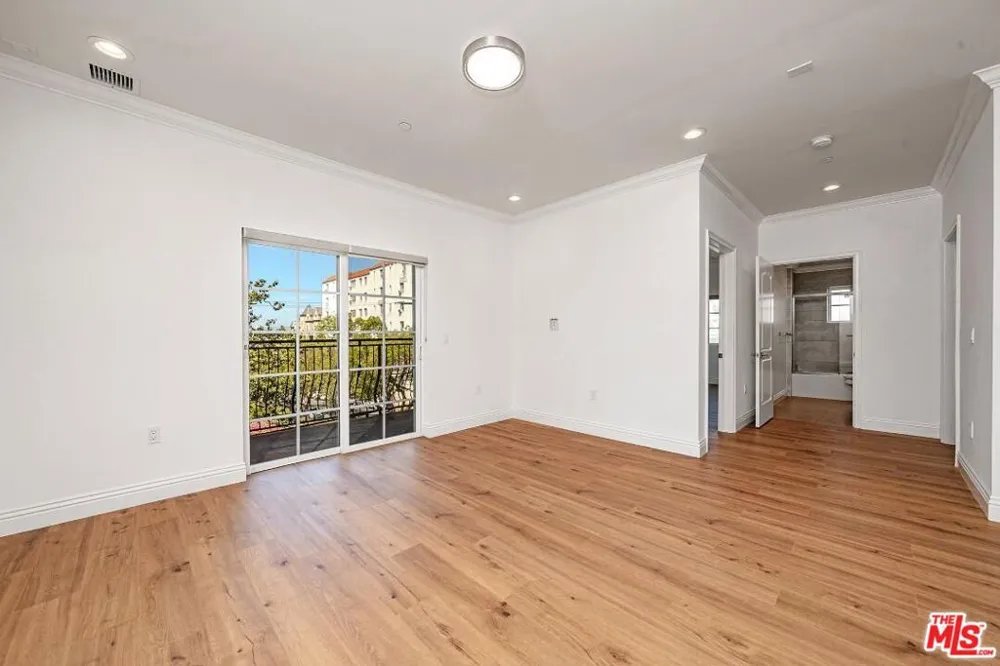 944 S Serrano Avenue #301 Los Angeles, CA 90006