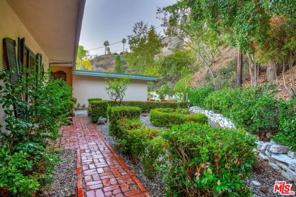 10216 Cielo Drive Beverly Hills, CA 90210