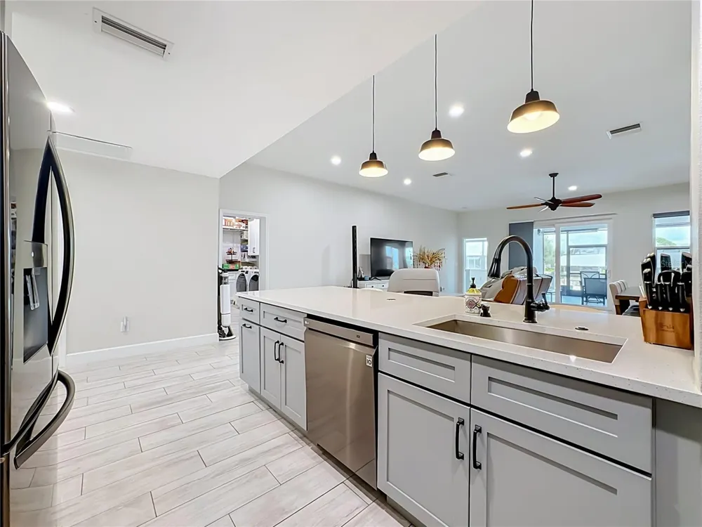 6835 GEORGIA AVENUE Bradenton, FL 34207