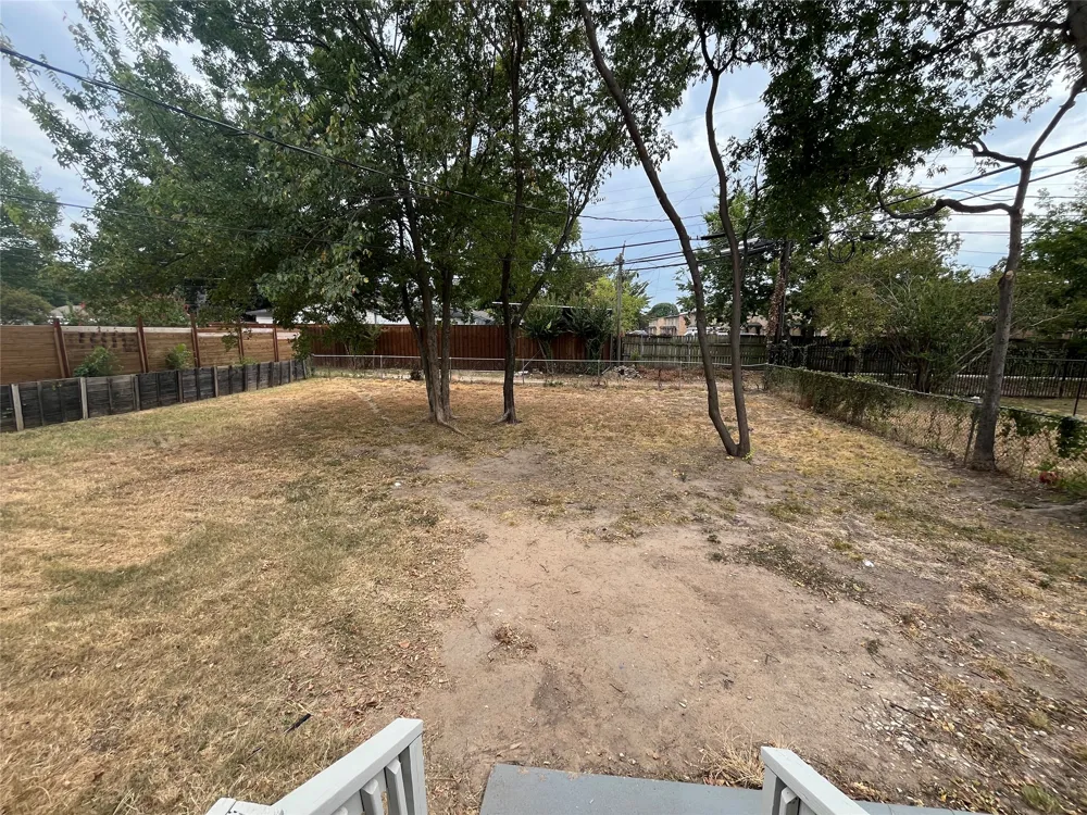 820 E Edith Street Irving, TX 75061