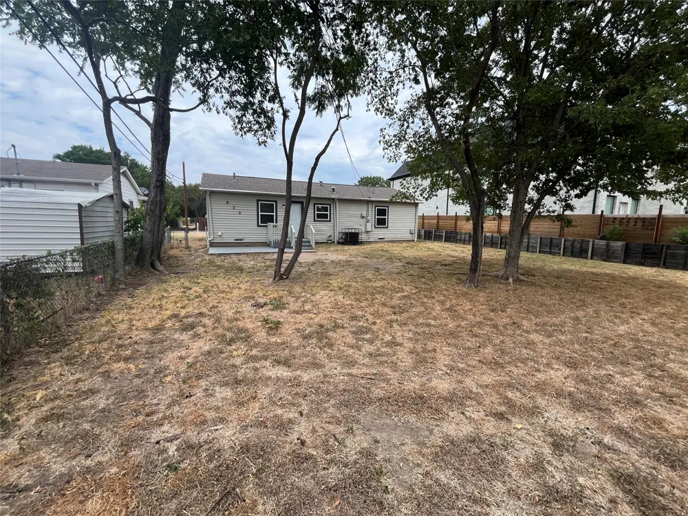 820 E Edith Street Irving, TX 75061