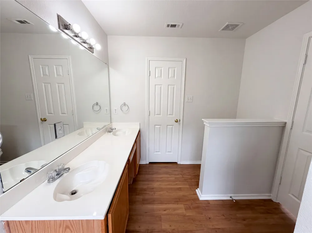5432 Nuthatch Street Dallas, TX 75236
