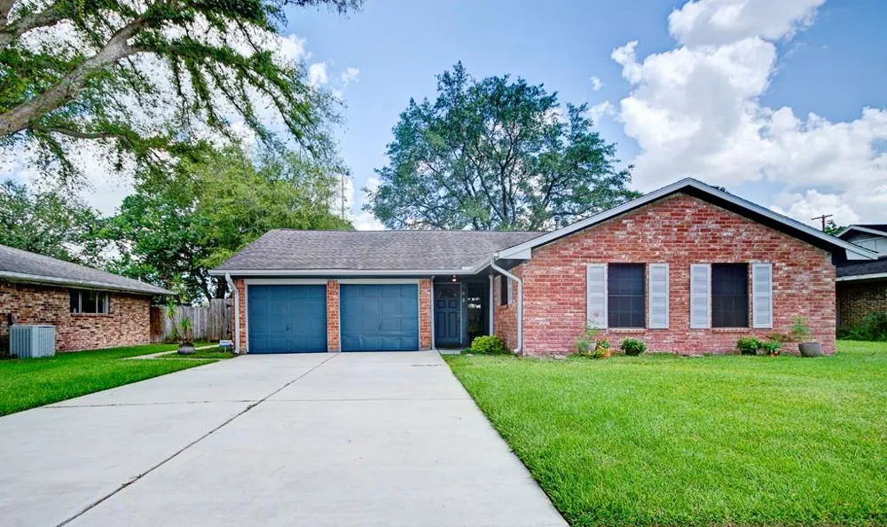 609 Mary Ann Drive Friendswood, TX 77546