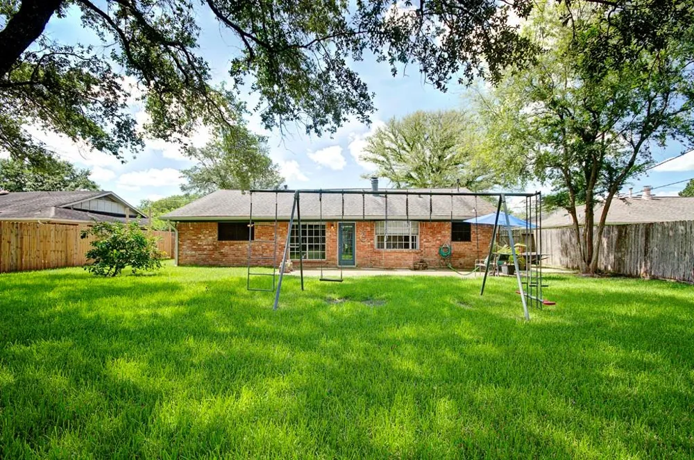 609 Mary Ann Drive Friendswood, TX 77546