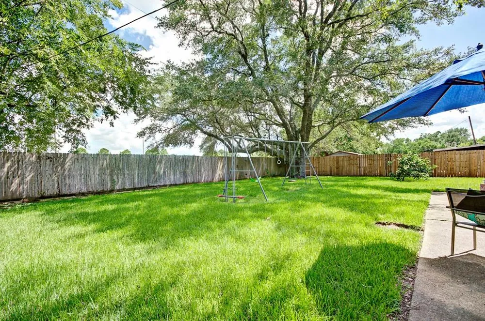 609 Mary Ann Drive Friendswood, TX 77546