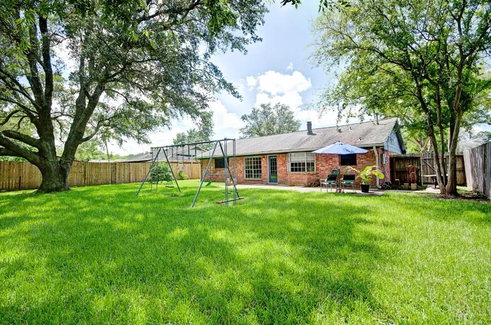 609 Mary Ann Drive Friendswood, TX 77546