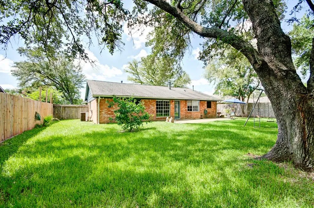 609 Mary Ann Drive Friendswood, TX 77546