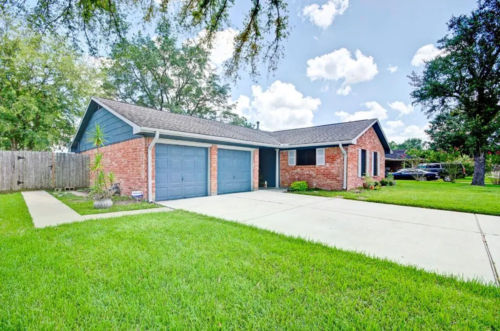 609 Mary Ann Drive Friendswood, TX 77546