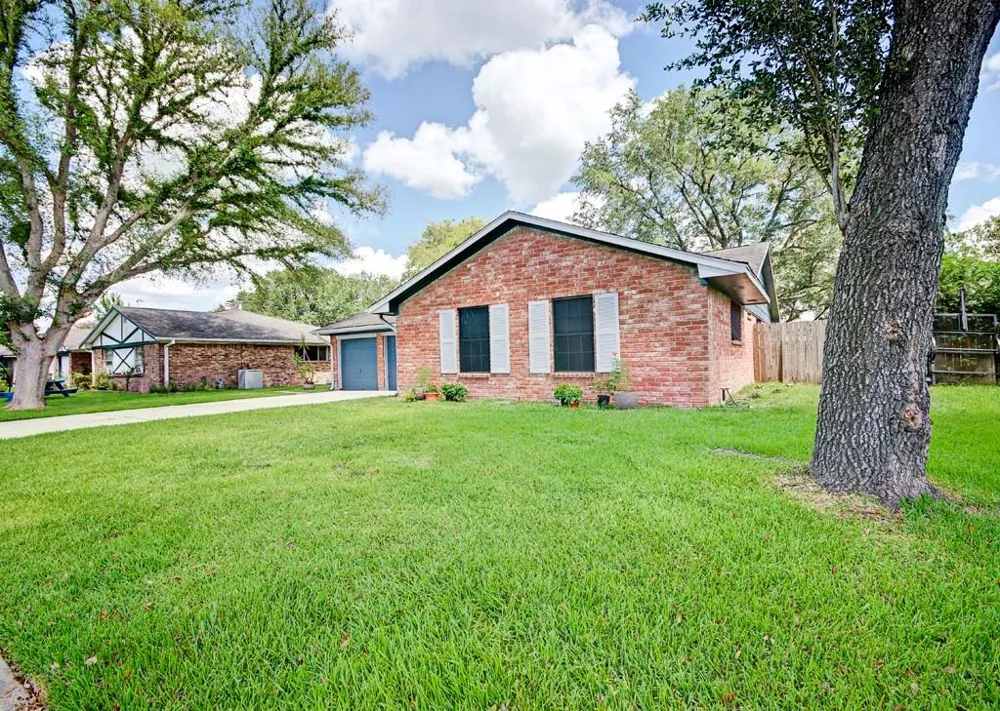 609 Mary Ann Drive Friendswood, TX 77546