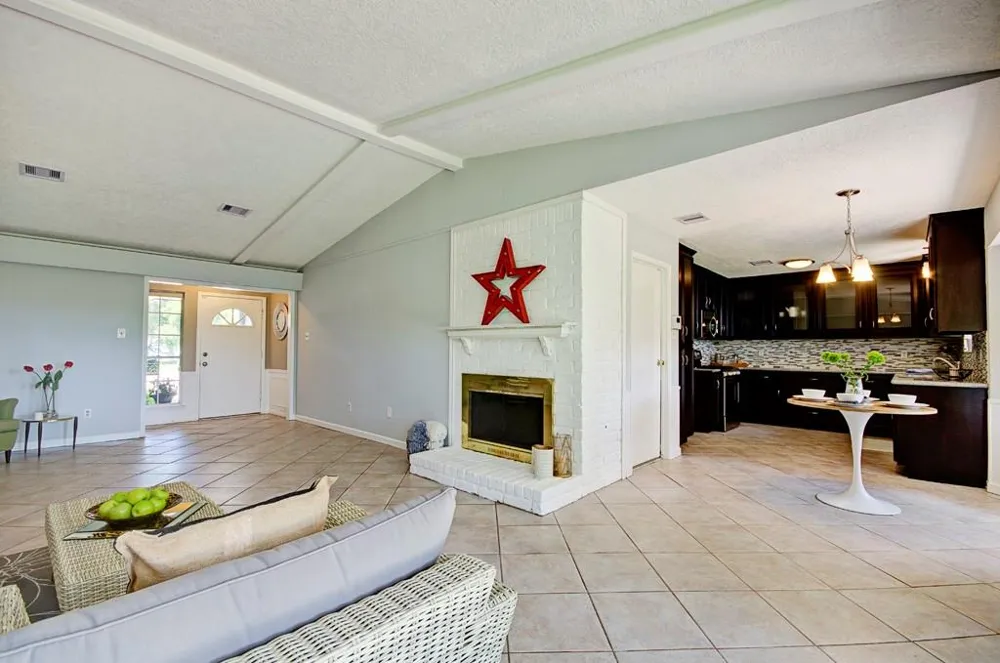 609 Mary Ann Drive Friendswood, TX 77546