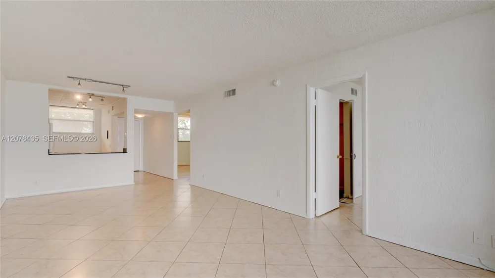 114 Lake Emerald Dr #409 Oakland Park, FL 33309