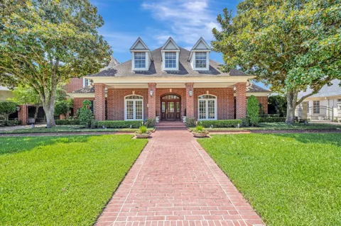 2203 Pineloch Drive