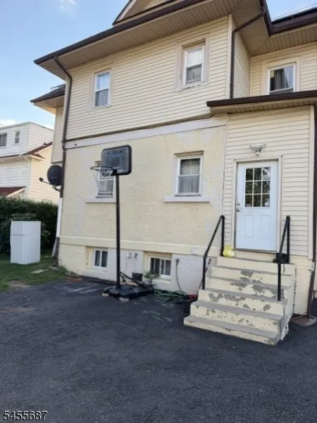 1007 W 8Th St Plainfield City, NJ 07063