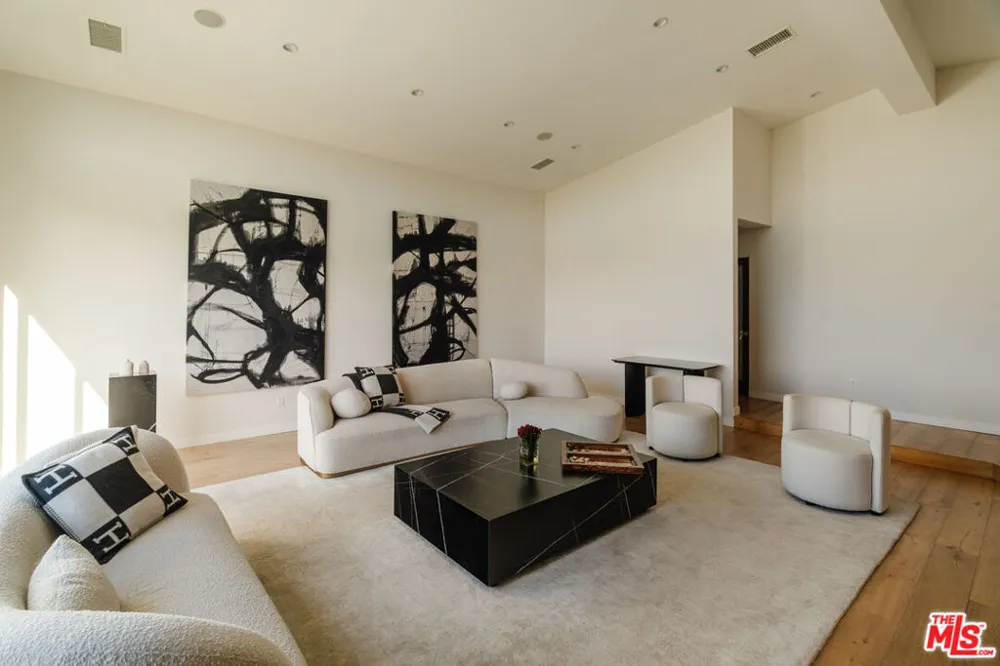 3423 Scadlock Lane Sherman Oaks, CA 91403