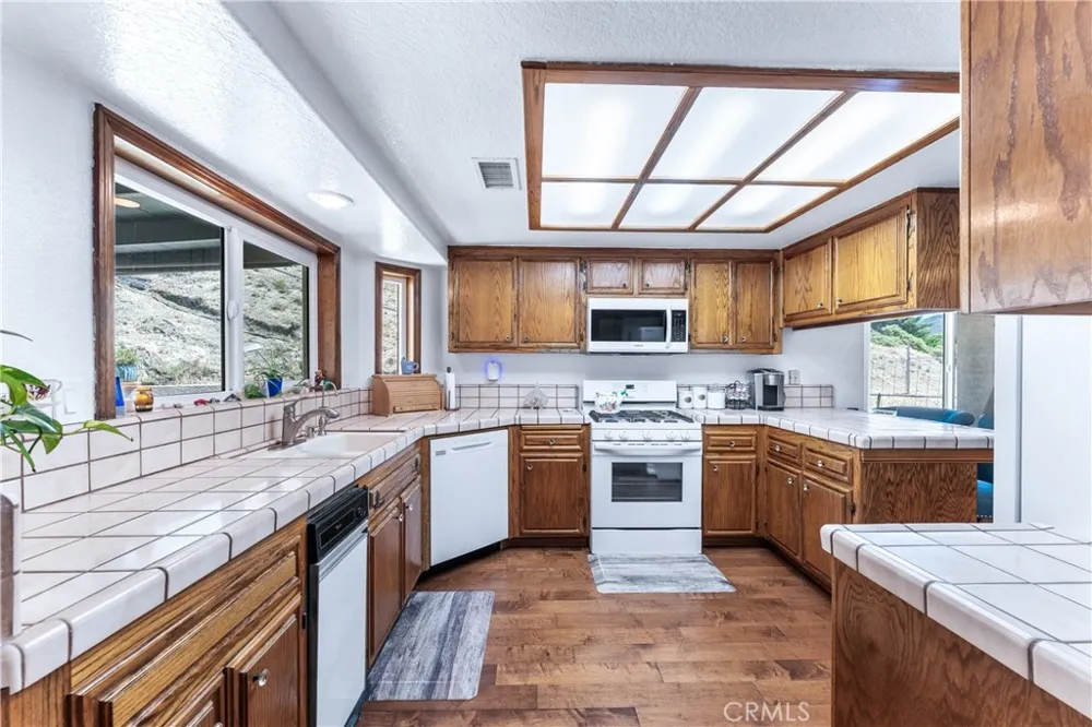 14733 Deer Bank Road Lake Hughes, CA 93532