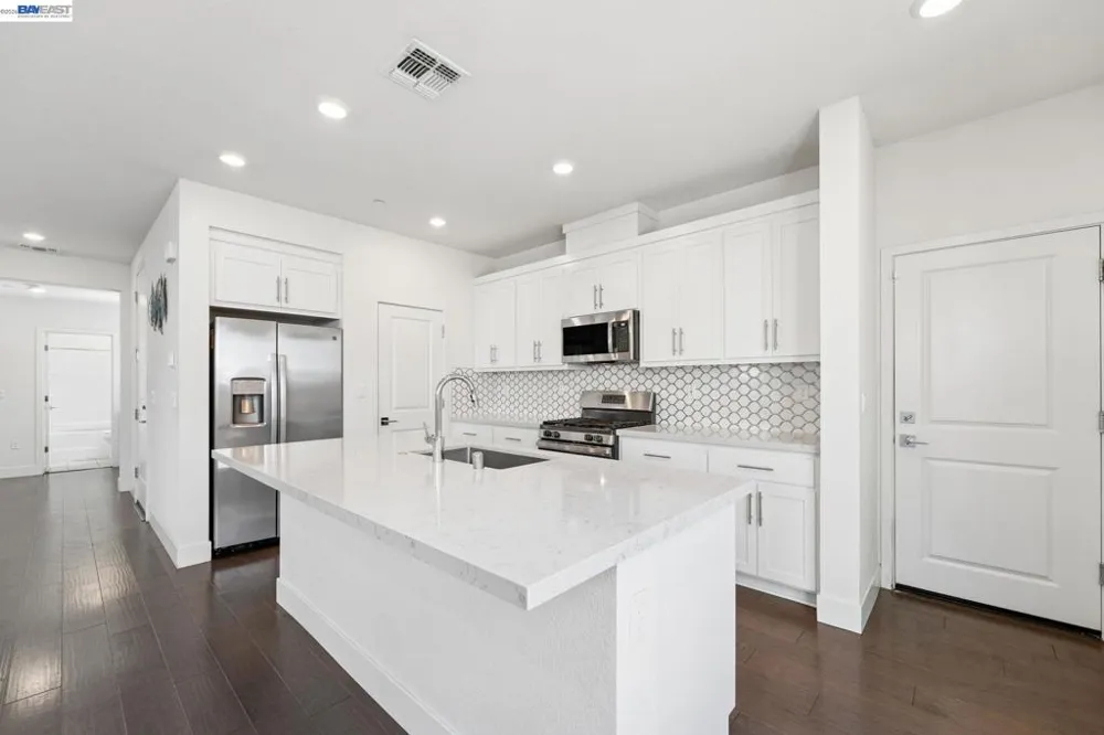 2107 Daimler St Lathrop, CA 95330