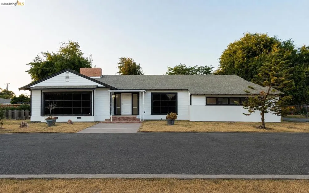 392 W Grand AVE Porterville, CA 93257
