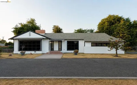 392 W Grand AVE