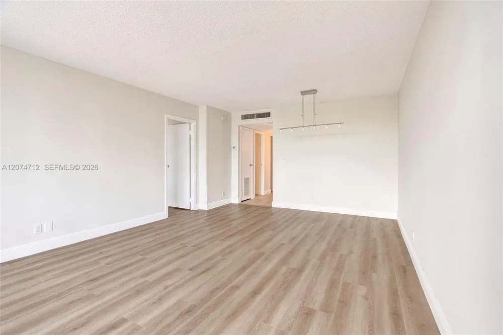 3401 Country Club Dr #EI403 Aventura, FL 33180