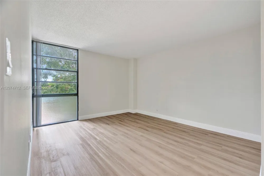 3401 Country Club Dr #EI403 Aventura, FL 33180