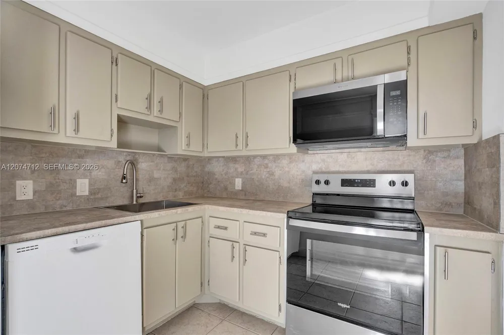 3401 Country Club Dr #EI403 Aventura, FL 33180