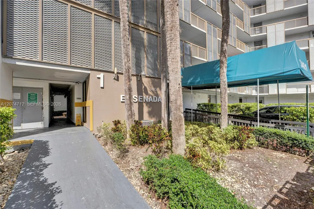 3401 Country Club Dr #EI403 Aventura, FL 33180