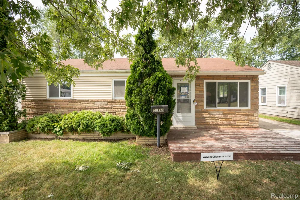 25143 Fern Street Roseville City, MI 48066